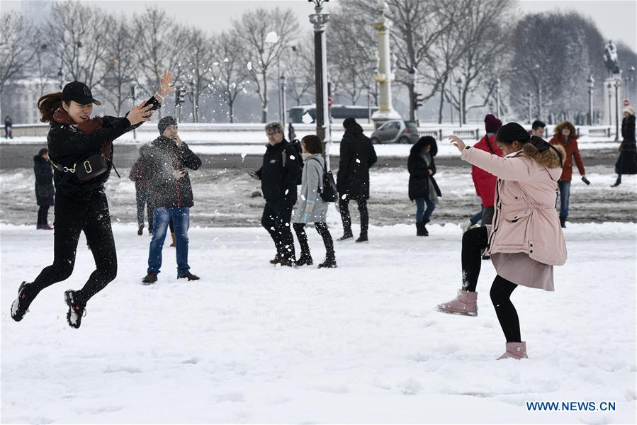 FRANCE-PARIS-SNOW