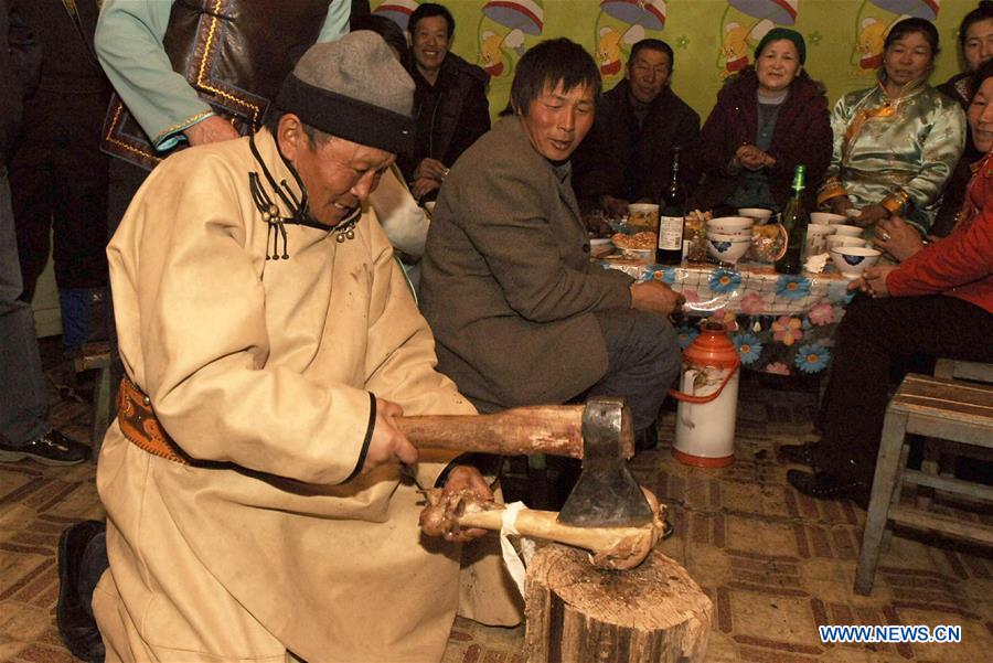 (MOMENTS FOREVER)(FESTIVECHINA)CHINA-SPRING FESTIVAL-ETHNIC MINORITIES (CN)