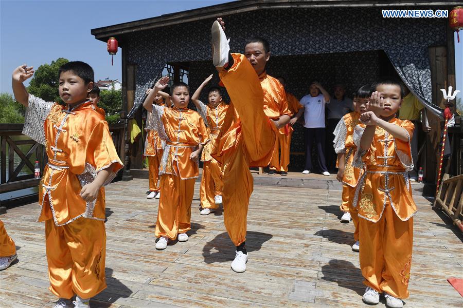 CHINA-ZHEJIANG-HUZHOU-SUMMER VACATION(CN)