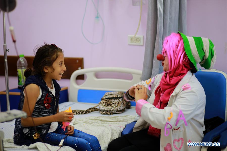 MIDEAST-GAZA-HOSPITAL-VOLUNTEER-CHILDREN