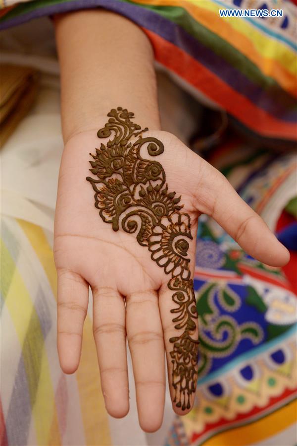 BANGLADESH-DHAKA-HENNA-ART