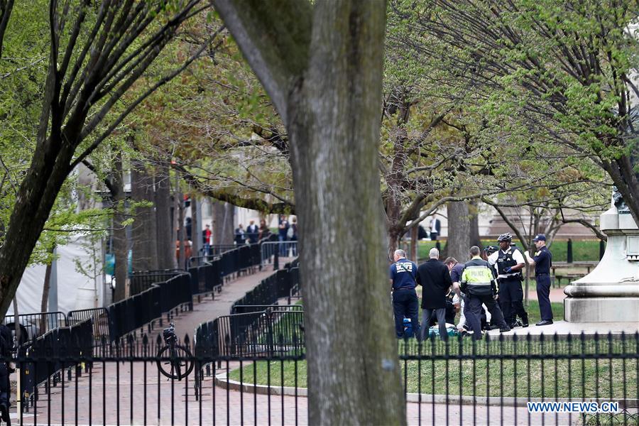 U.S.-WASHINGTON D.C.-WHITE HOUSE-MAN-JACKET-FIRE