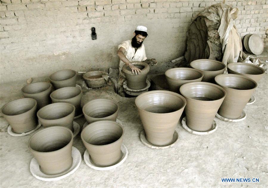 PAKISTAN-PESHAWAR-DAILY LIFE-POTTERY