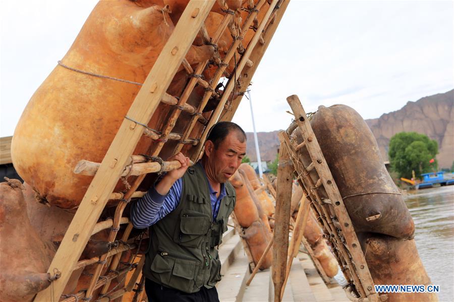 CHINA-GANSU-YELLOW RIVER-SHEEPSKIN RAFT (CN)