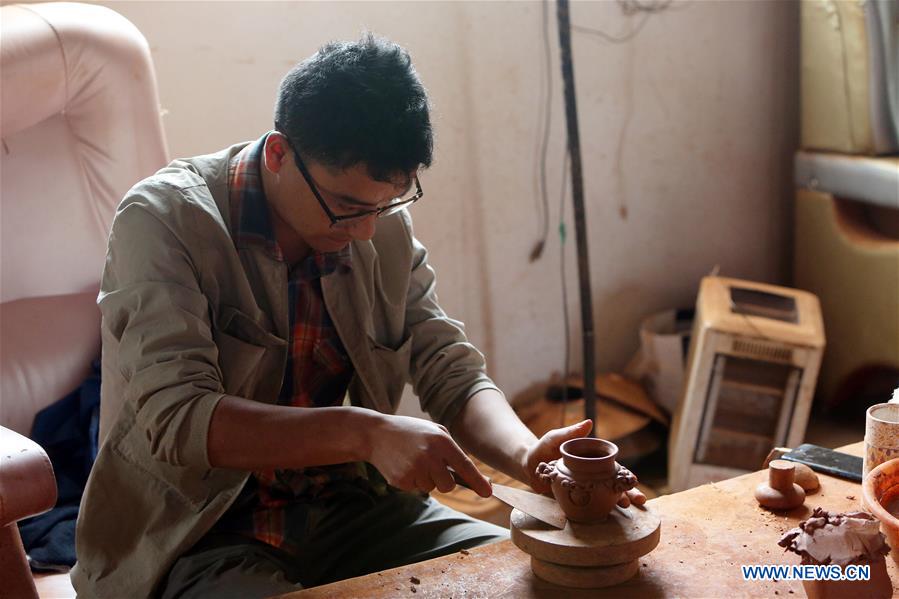 CHINA-YUNNAN-DEQEN-POTTERY-BLACK CLAY (CN)