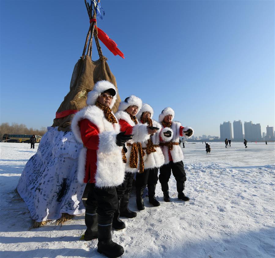 CHINA-HEILONGJIANG-HARBIN-ICE DIGGING (CN)