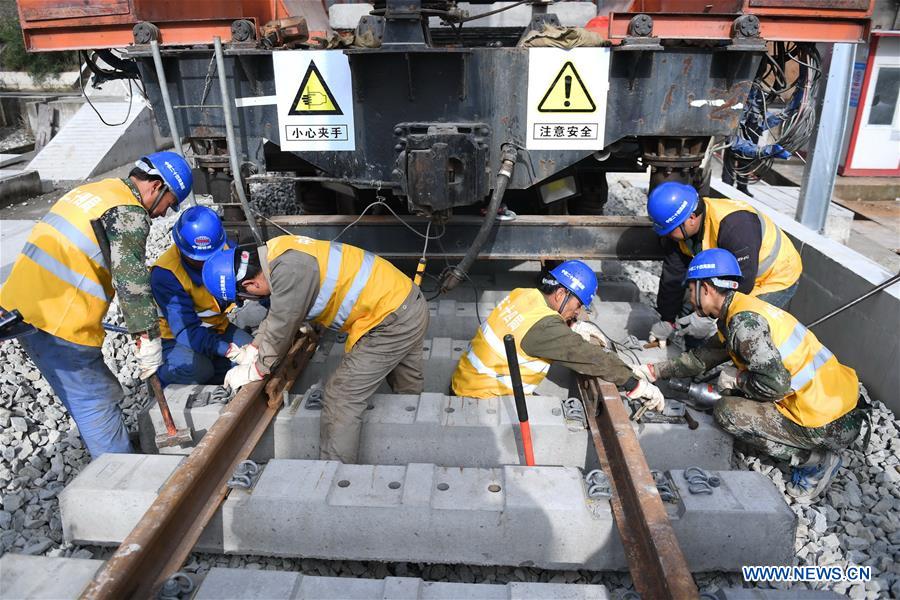 CHINA-FUJIAN-ROAD-RAIL BRIDGE-TRACK LAYING (CN)