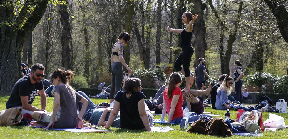 People enjoy sunshine as temperature rises in Brussels