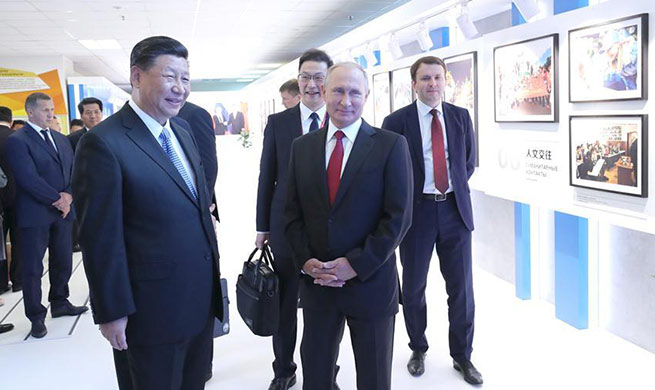 Xi, Putin visit photo exhibition of China-Russia trade and economic cooperation in Vladivostok