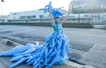 Chinese artist performs "Little Blue Man" to raise public awareness on climate change