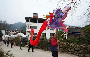 People busy making traditional dragon lanterns to greet upcoming Spring Festival in Guangxi