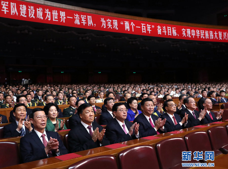 7月28日，庆祝中国人民解放军建军90周年文艺晚会《在党的旗帜下》在北京人民大会堂举行。中共中央总书记、国家主席、中央军委主席习近平和李克强、张德江、俞正声、刘云山、王岐山、张高丽等党和国家领导人，与首都3000多名各界群众一起观看演出。新华社记者 马占成 摄