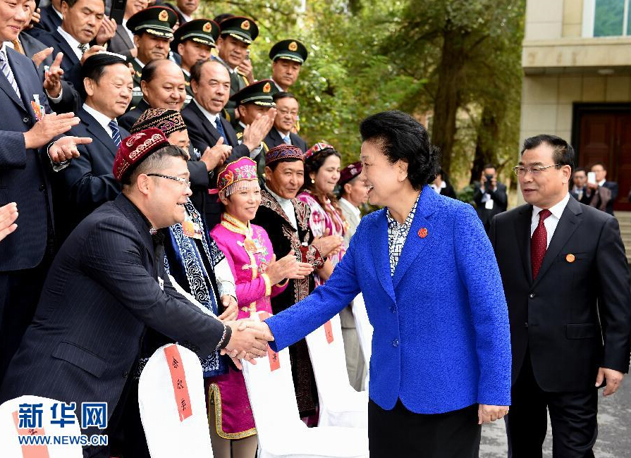 9月28日，中共中央政治局委员、国务院副总理、中央代表团副团长刘延东率中央代表团分团赴阿克苏地区、伊犁哈萨克自治州慰问，与各族干部群众共度节日、共享欢乐。这是刘延东接见伊犁党政军负责同志和各族各界人士、先进模范、援疆干部代表等。新华社记者张领摄