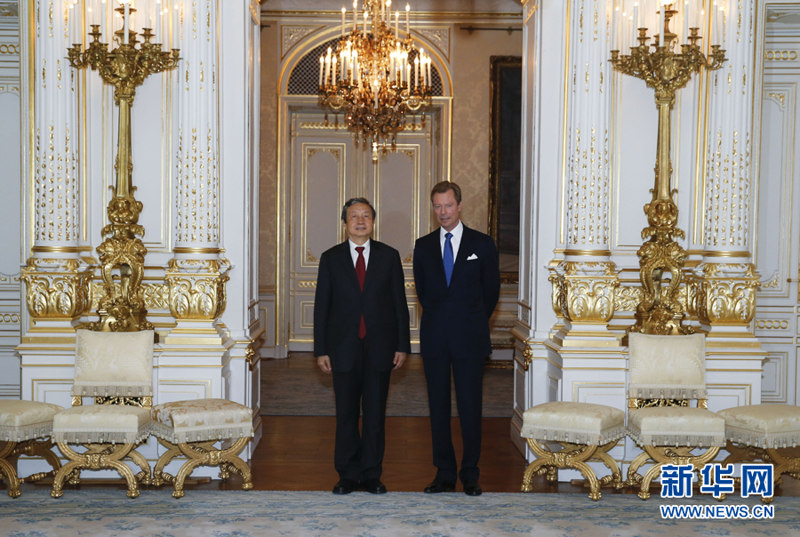 10月19日，正在卢森堡进行正式访问的国务院副总理马凯（左）会见卢森堡大公亨利。 新华社记者叶平凡摄