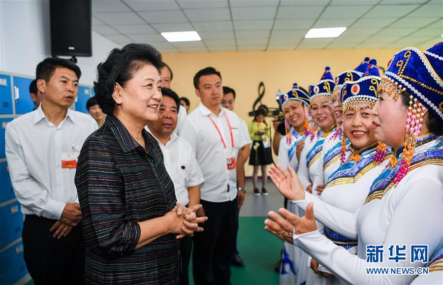 8月11日，中共中央政治局委员、国务院副总理、中央代表团副团长刘延东率中央代表团二分团，看望慰问乌兰察布各族干部群众，转达以习近平同志为核心的党中央的亲切关怀和全国人民的美好祝愿。这是刘延东在考察察哈尔社区时与居民们亲切交谈。新华社记者 连振 摄