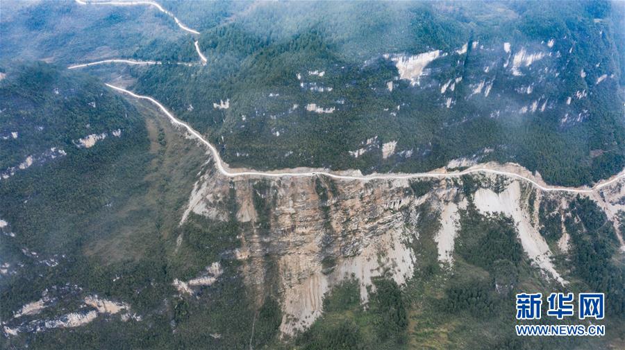 （新春走基层·图文互动）（2）绝壁公路畅通返乡“最后一公里”