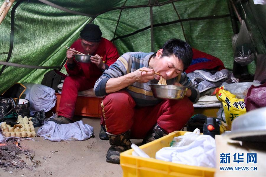 （新春走基层·图文互动）（6）大漠中，一顶帐篷守岁五年