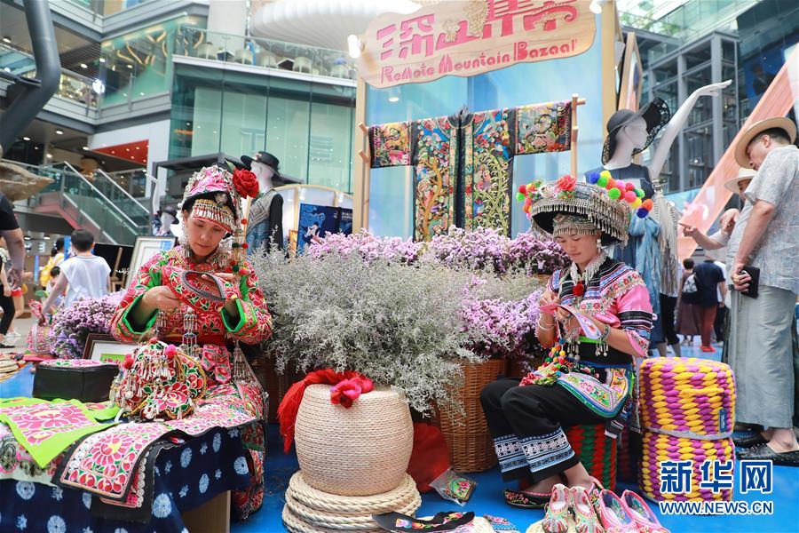 （脱贫攻坚风采录·带头人·图文互动）（4）背着娃绣着花 养活自己养活家——夏华和13000名大山绣娘的“中国梦”