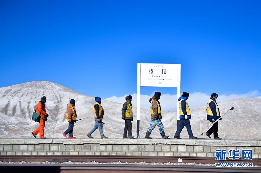 （新华全媒头条·图文互动）（2）用脚步和忠诚守护雪域天路——记青藏铁路望昆线路车间副主任于本蕃