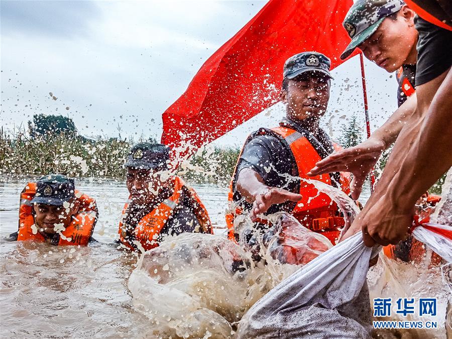 （防汛抗洪·图文互动）（9）洪水不退，子弟兵誓死不退——解放军和武警部队官兵参与洪涝灾害抢险救援记事