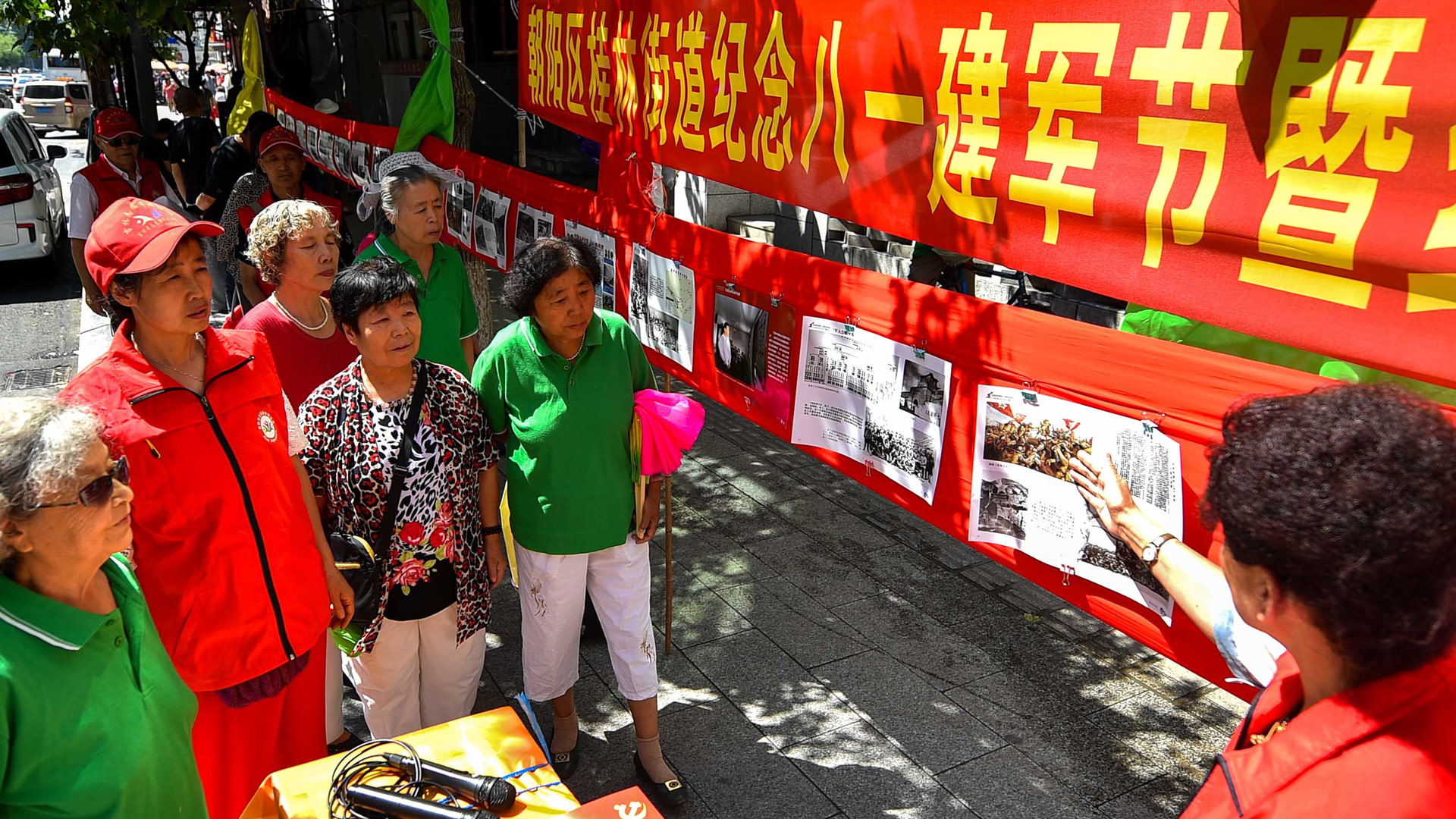 长春市民自制展板纪念八一建军节及红军长征胜利80周年